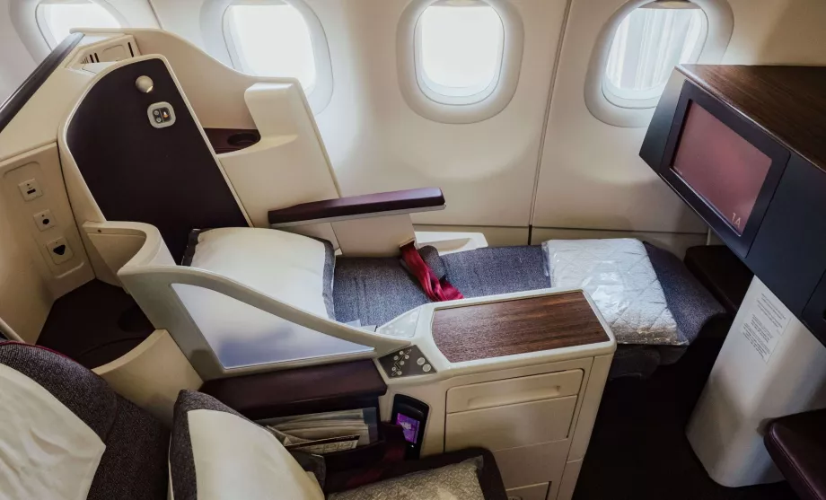 Tempat tidur berbaring penuh di kelas bisnis Qatar Airways