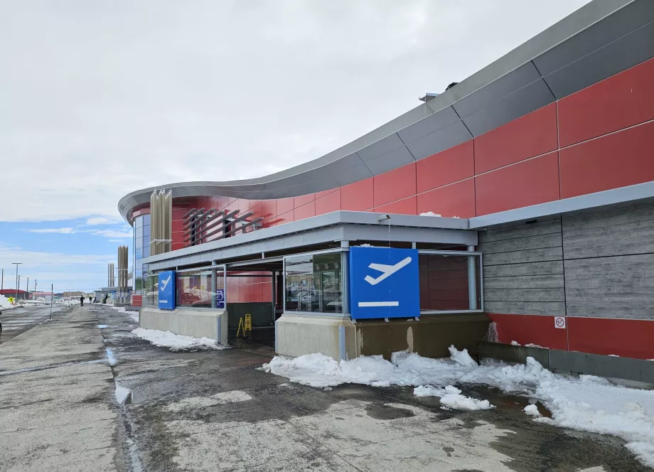 kedatangan melalui bandara Iqaluit