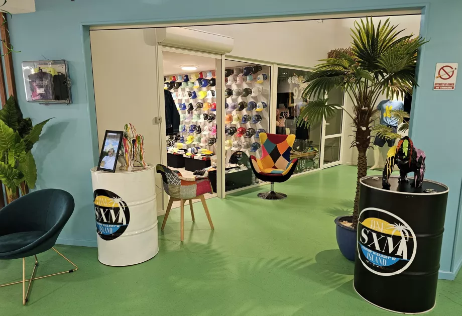 Toko suvenir di area publik