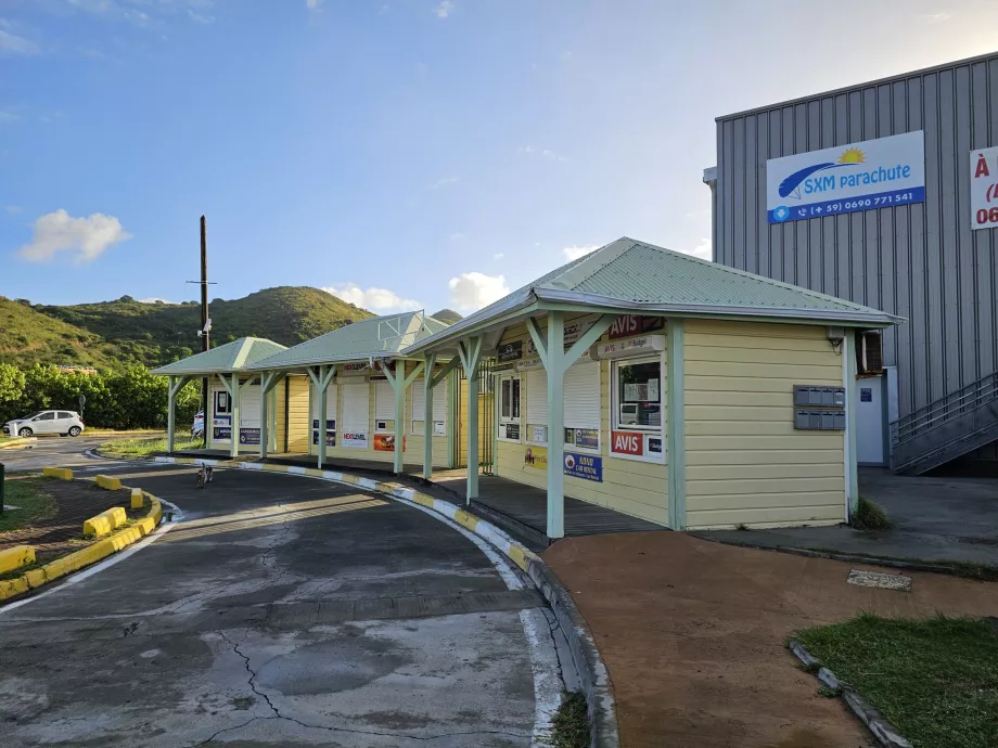 Konter penyewaan mobil, bandara SFG