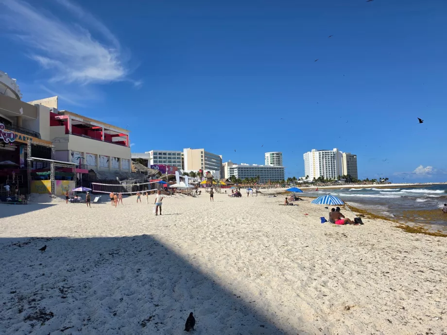 Playa Gaviota Azul di depan Coco Bongo