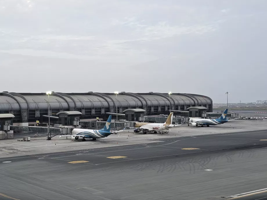 Pemandangan pesawat di depan ruang keberangkatan