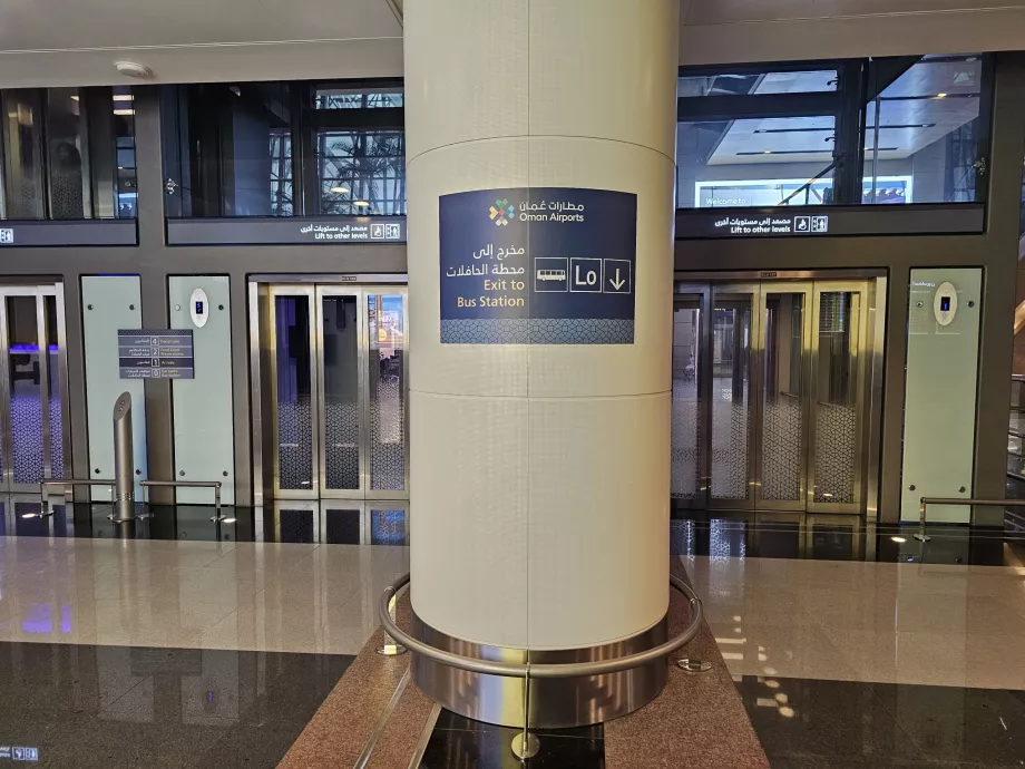 Petunjuk arah ke bus angkutan umum (basement)