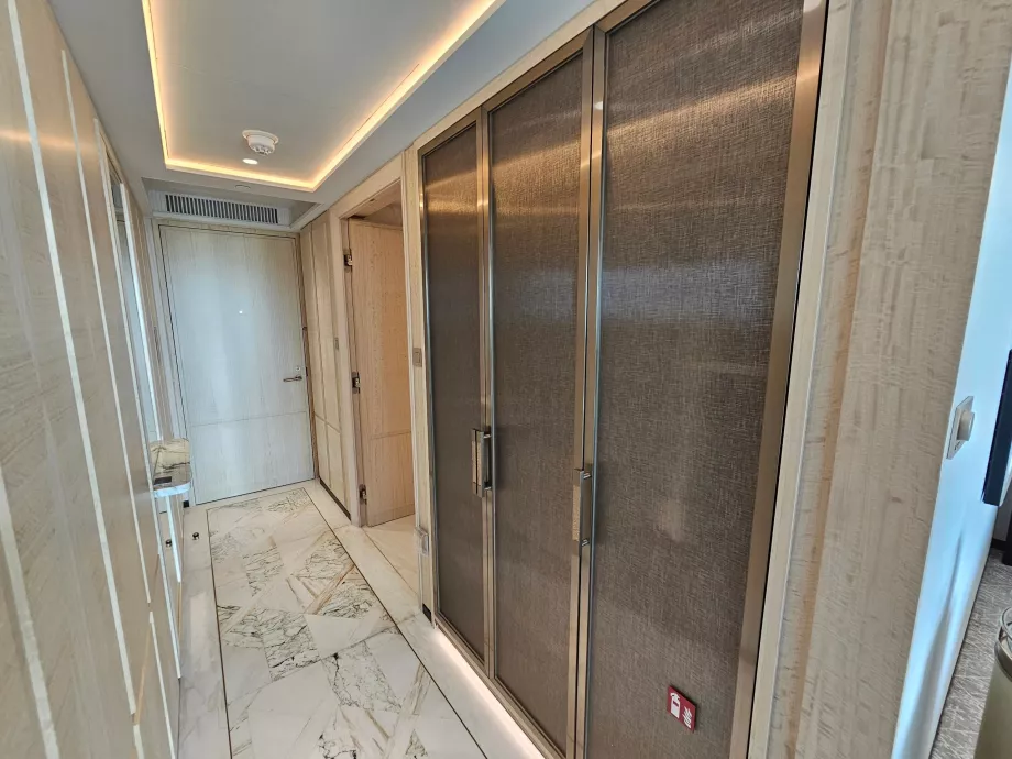 Lorong di dalam kamar dan lemari pakaian