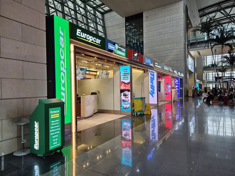 Konter penyewaan mobil di aula kedatangan