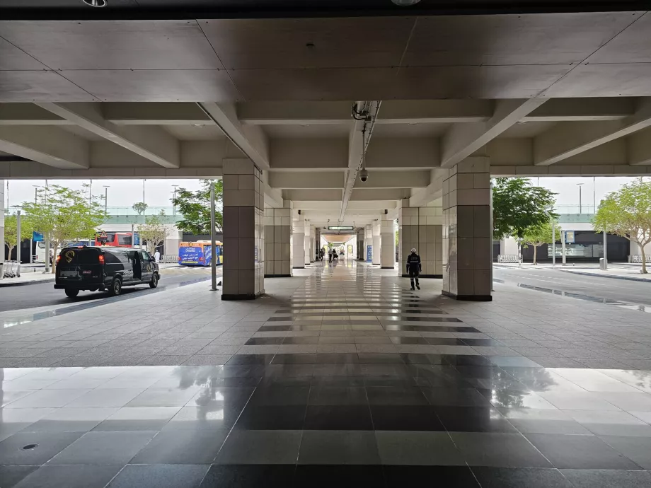 Jalan menuju bus angkutan umum