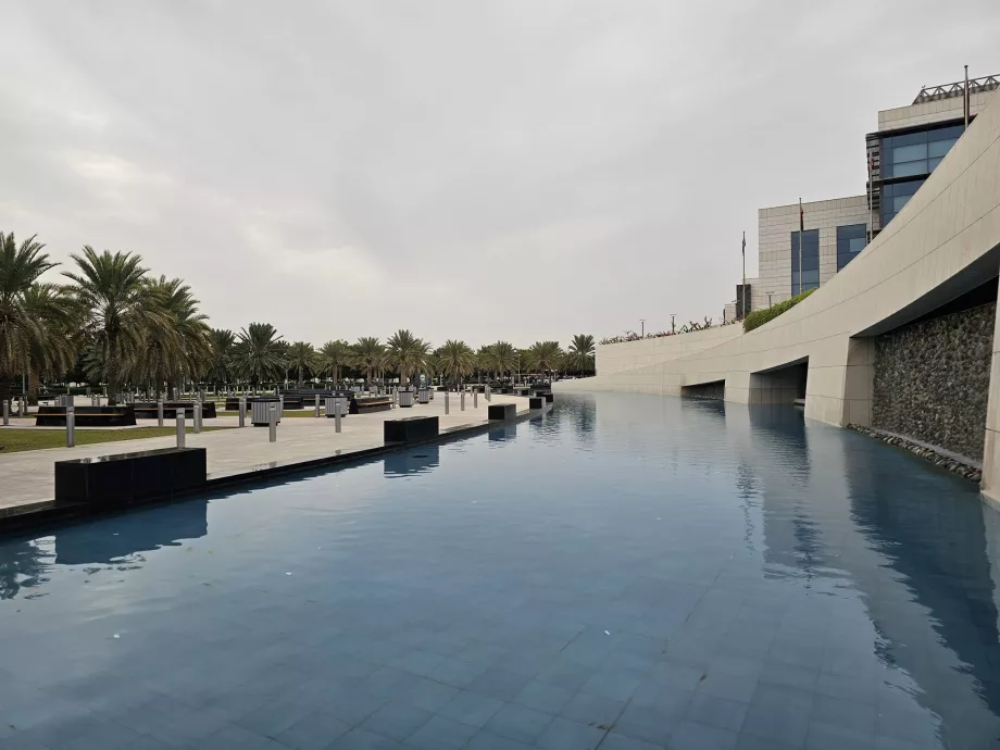 Parkir di depan bandara