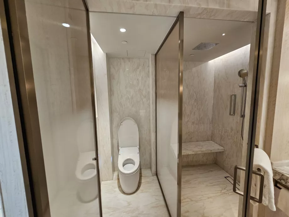 Kamar mandi dan toilet - pintu terbuka