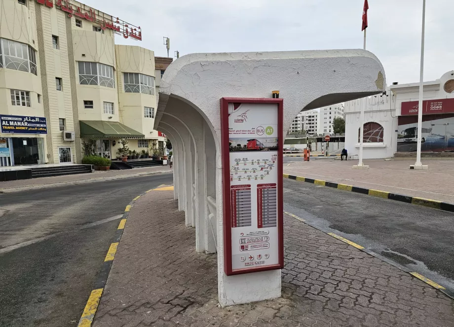 Pemberhentian arah bandara di terminal bus Ruwi