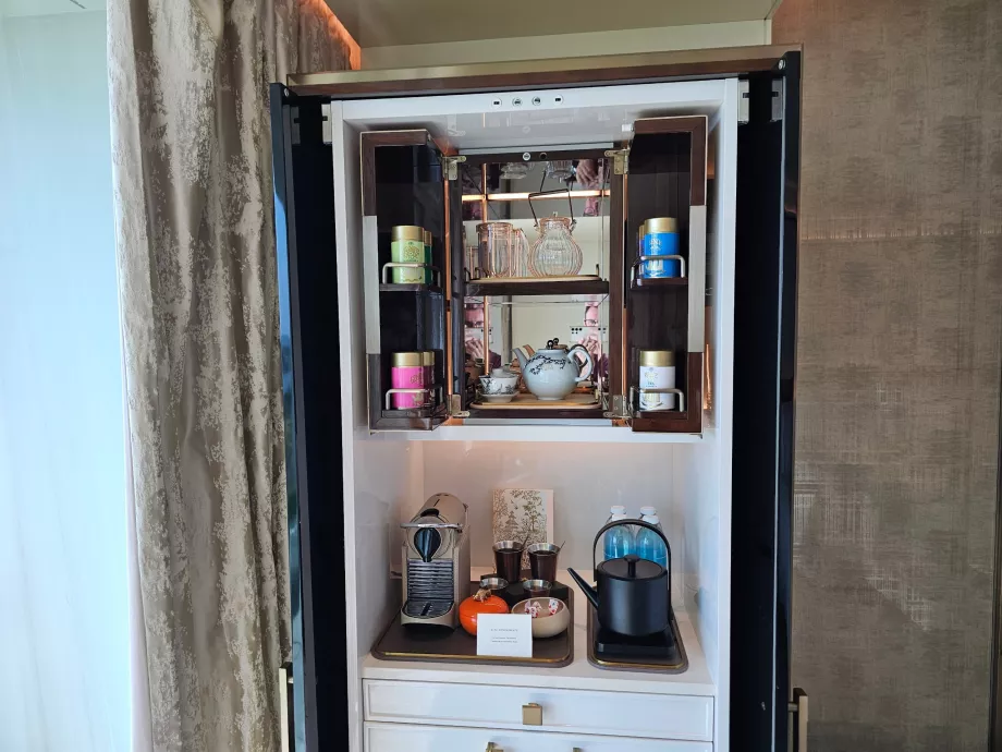 Minibar dan mesin kopi