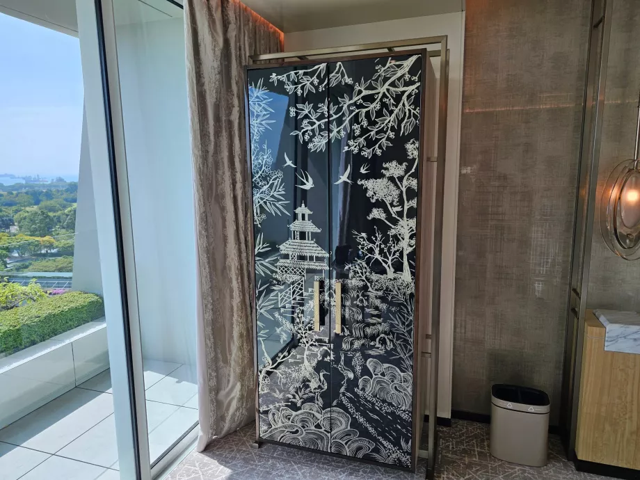 Lemari pakaian dengan minibar