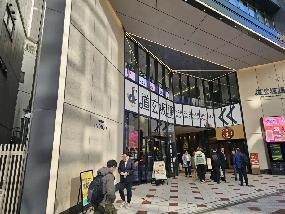 Pintu masuk samping dari jalan utama melalui pusat perbelanjaan