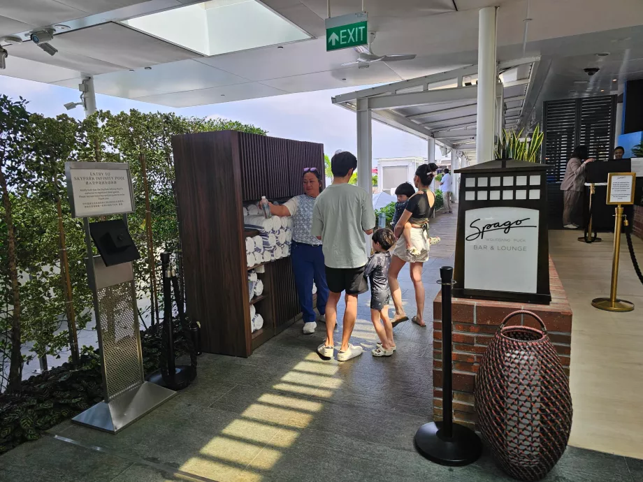 Pintu masuk ke kolam renang di puncak gedung