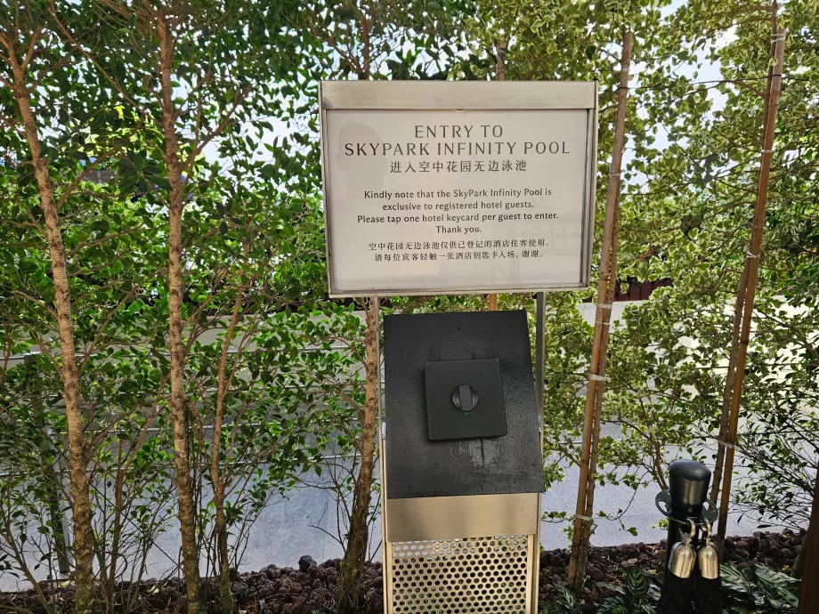 Pembaca kartu kamar di pintu masuk kolam renang