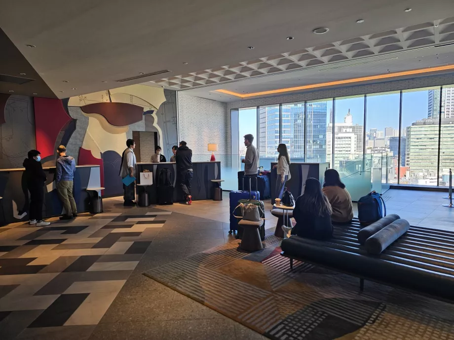 Resepsionis hotel di lantai 12