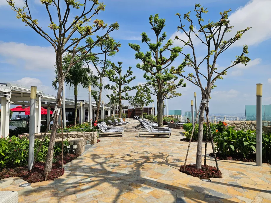 Kursi berjemur di teras atap Hotel MBS