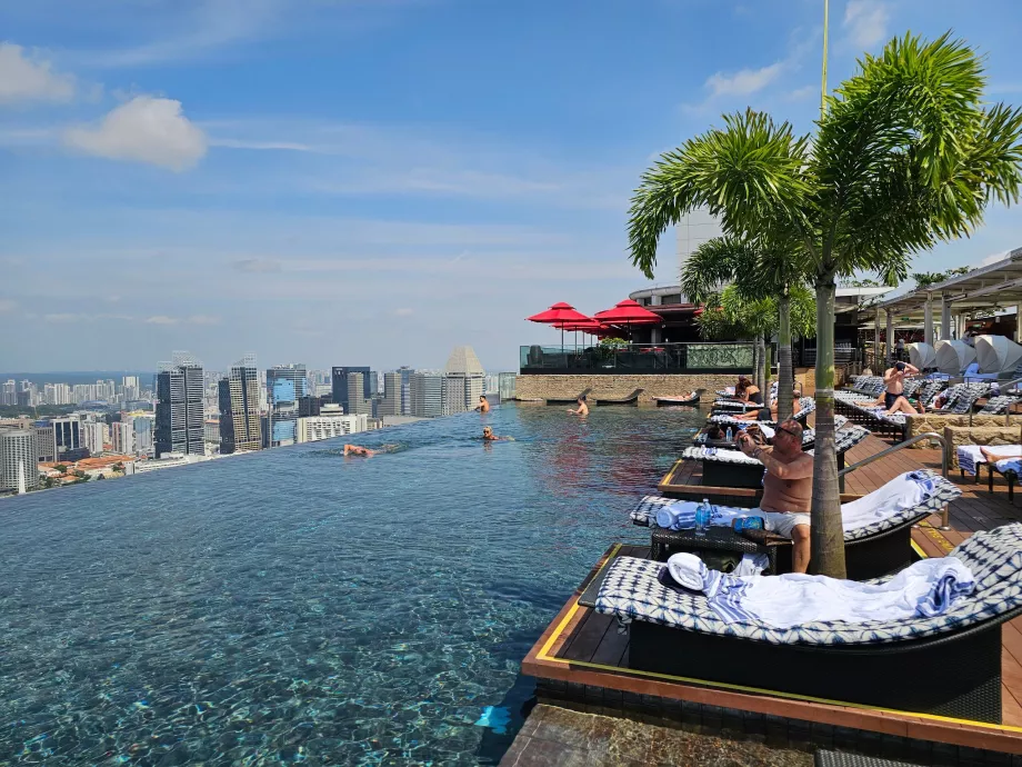 Kolam renang di puncak gedung dan kursi berjemur