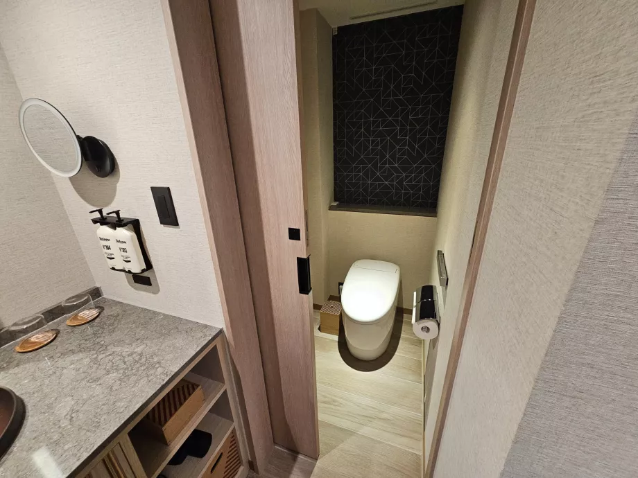 Toilet yang terpisah dari kamar mandi lainnya dengan sebuah pintu