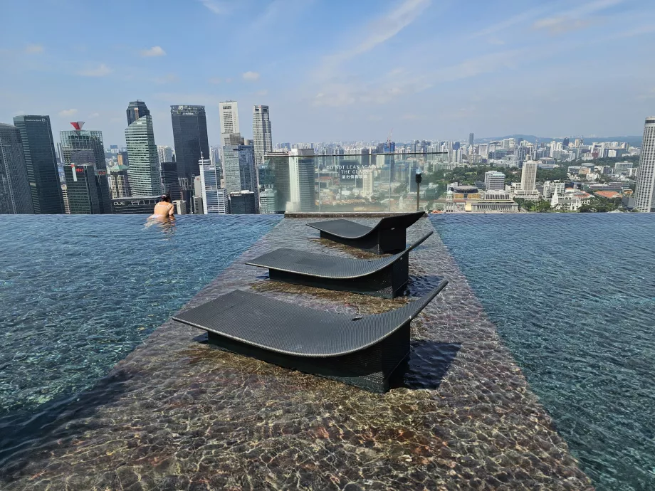 Kolam renang di puncak gedung dan kursi berjemur