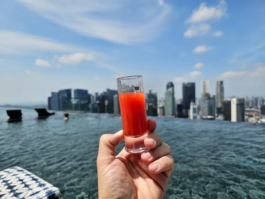 Minuman gratis di tepi kolam renang