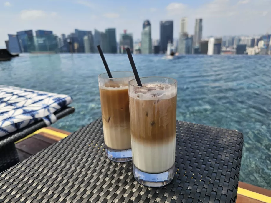 Kopi di tepi kolam renang