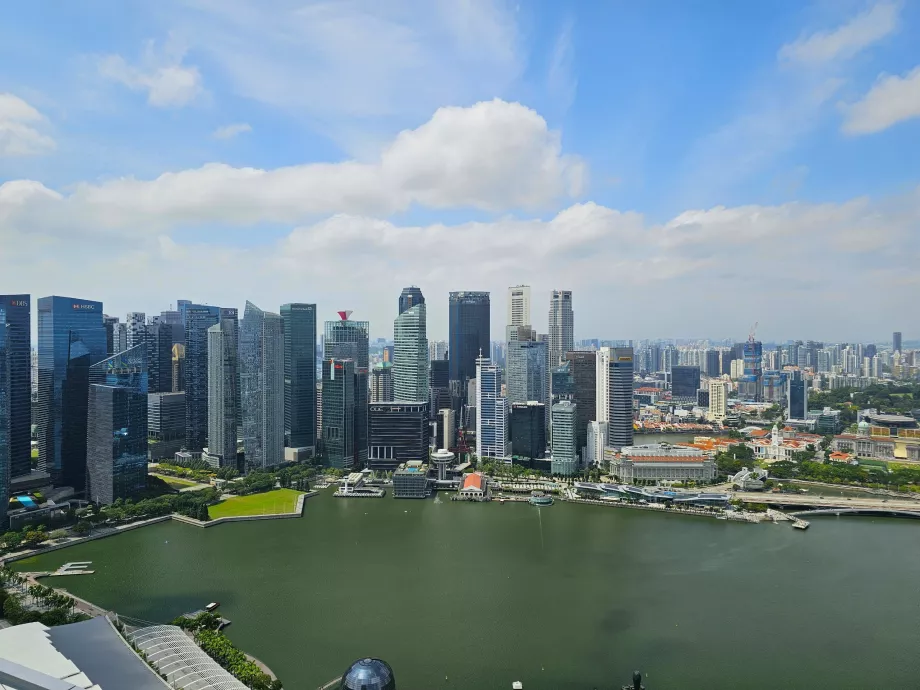 Pemandangan dari kolam renang di puncak gedung MBS