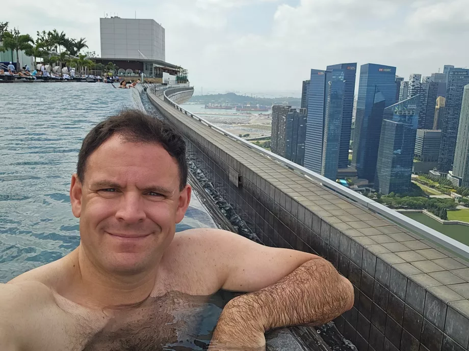 Saya di kolam renang atap di Marina Bay Sands