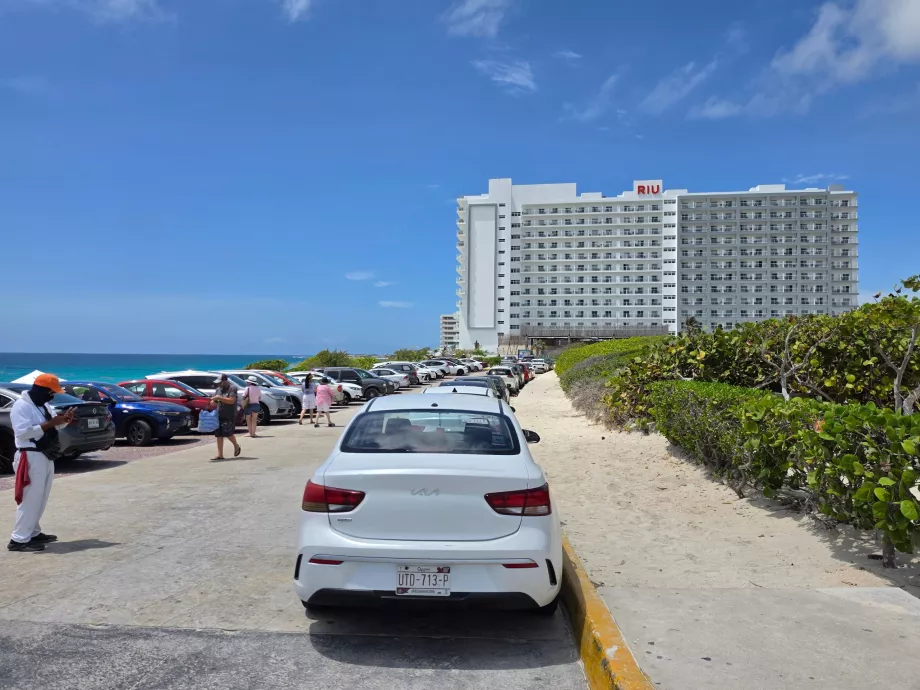 Tempat parkir di Playa Delfines
