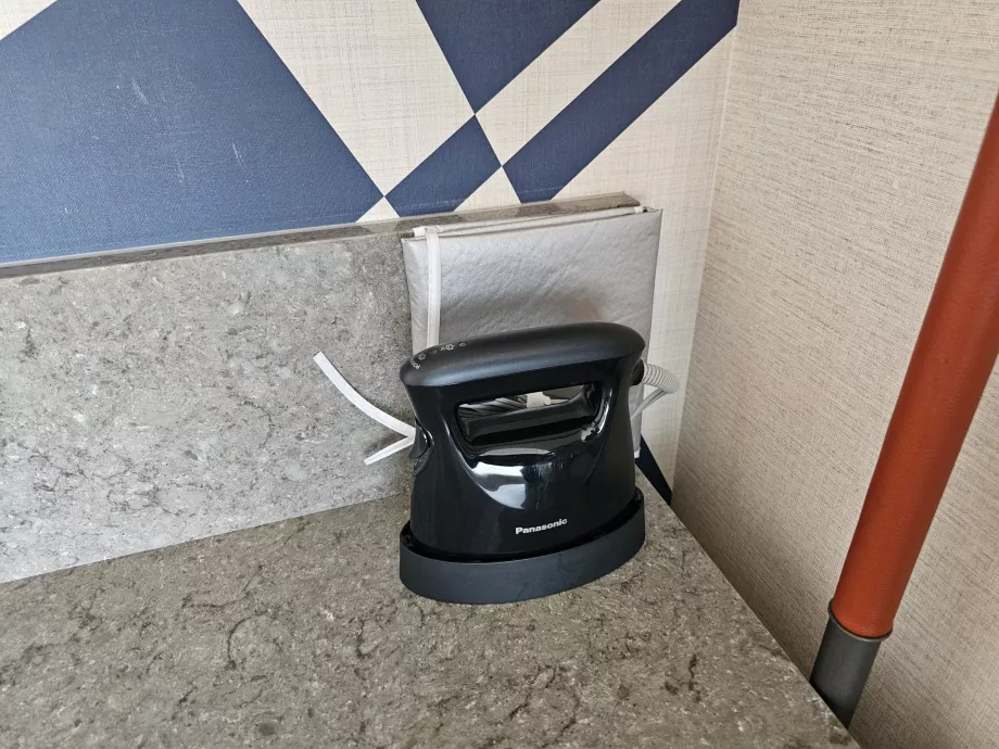 Setrika di dalam ruangan