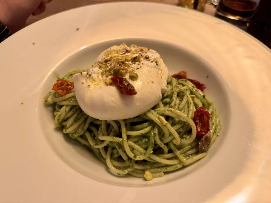 Spaghetti dengan burrata