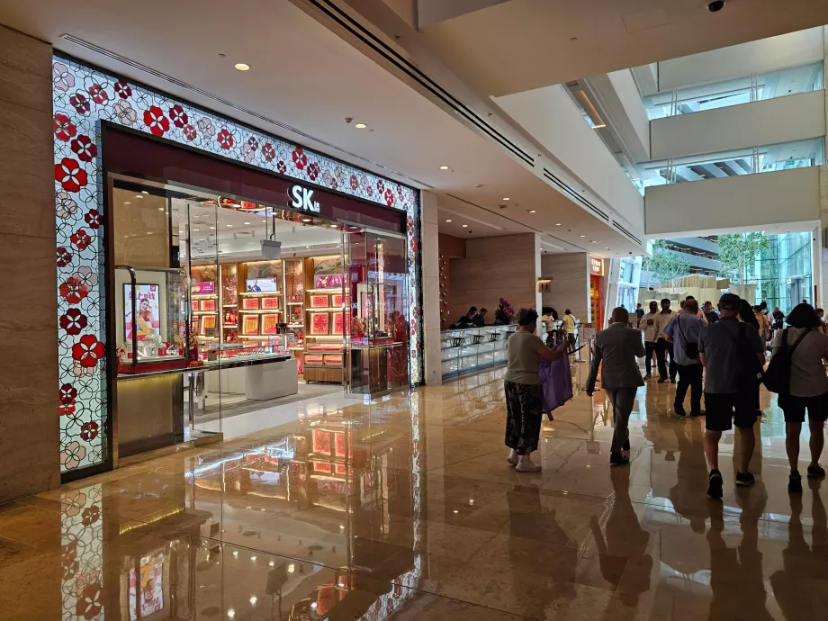 Toko-toko di lobi hotel