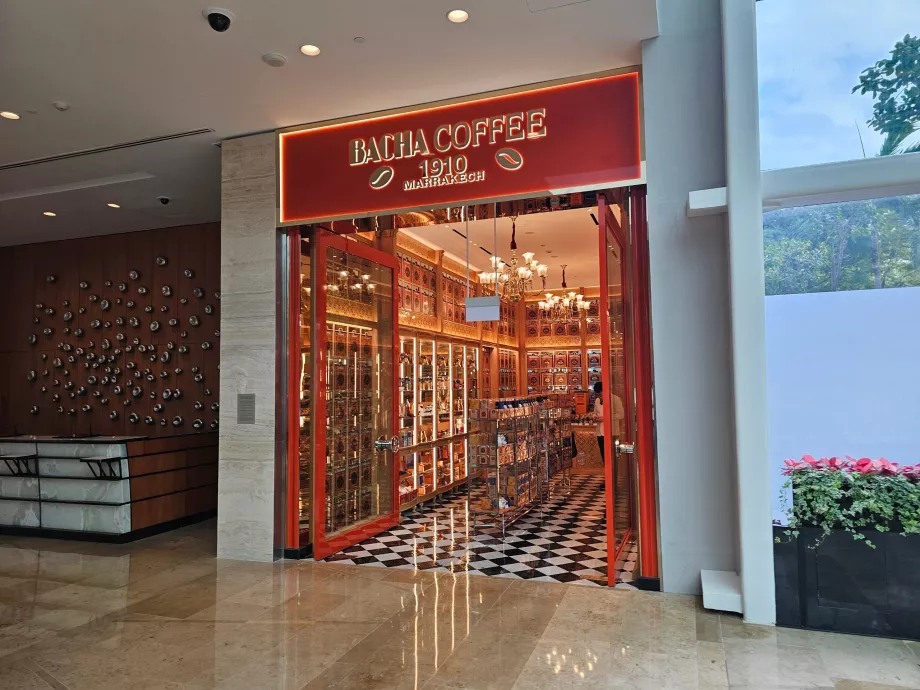 Toko-toko di lobi hotel