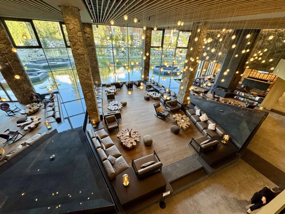 Lobi dengan kolam Swissotel Damian Jasna
