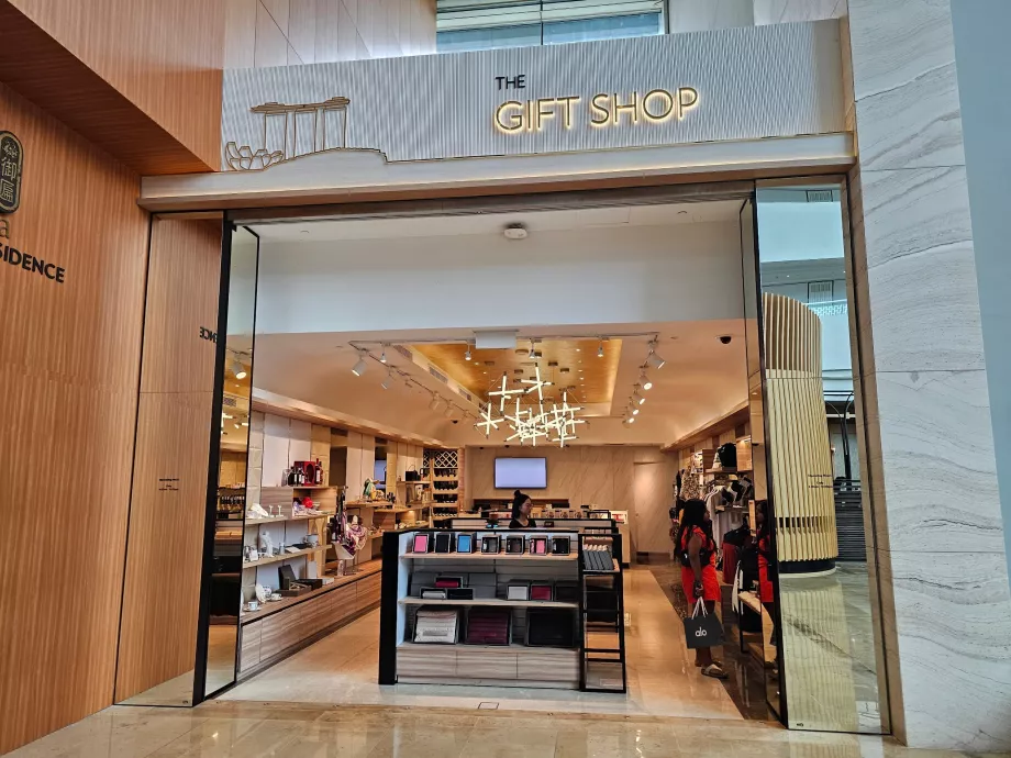 Toko-toko di lobi hotel