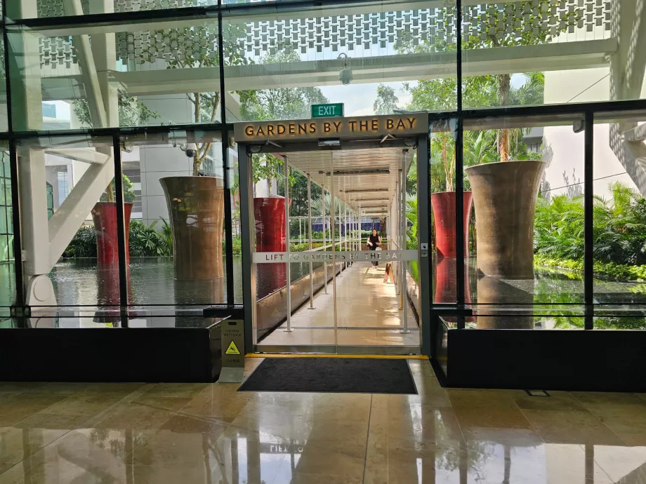 Keluar ke Gardens by the Bay