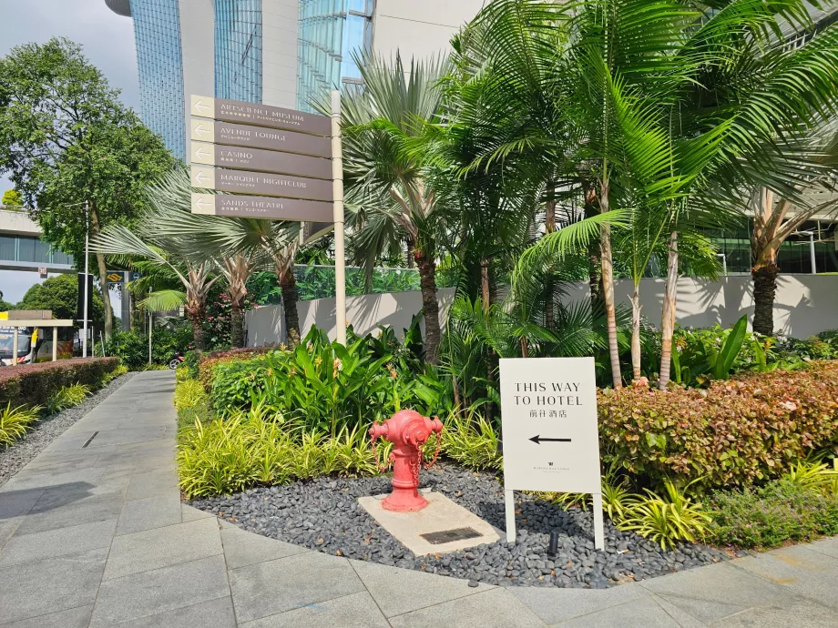 Petunjuk arah ke resepsionis hotel