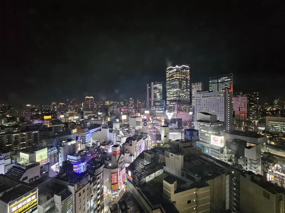 Pemandangan dari kamar di lantai 18 pada malam hari