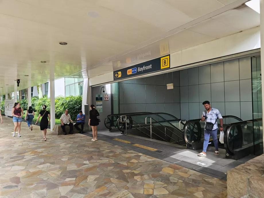 Stasiun kereta bawah tanah Bayfront dekat hotel