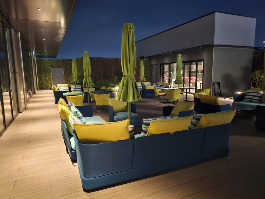 Teras luar ruangan di restoran Gallery 11