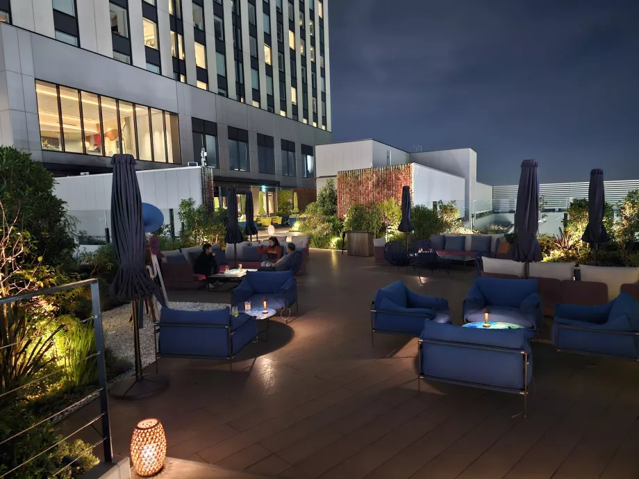 Teras luar ruangan di restoran Gallery 11