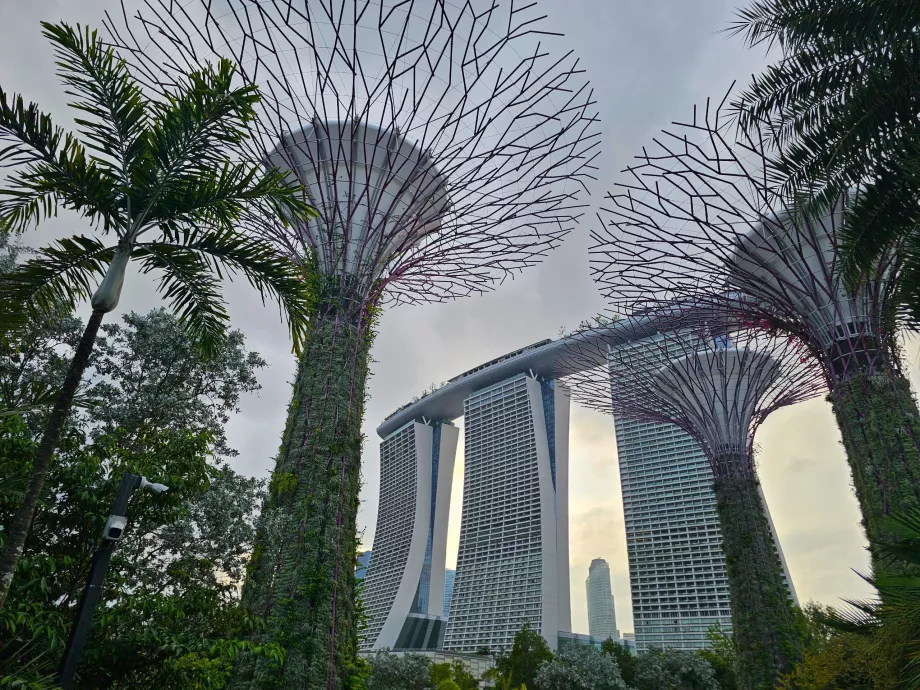 Gedung Marina Bay Sands seperti yang terlihat dari Gardens by the Bay