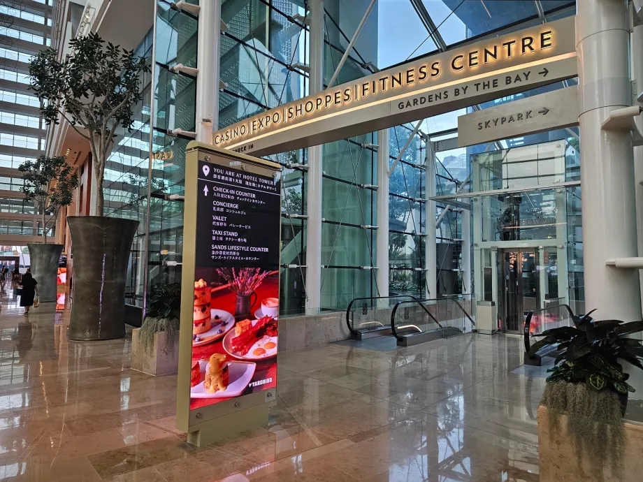 Pintu masuk dari hotel ke pusat perbelanjaan