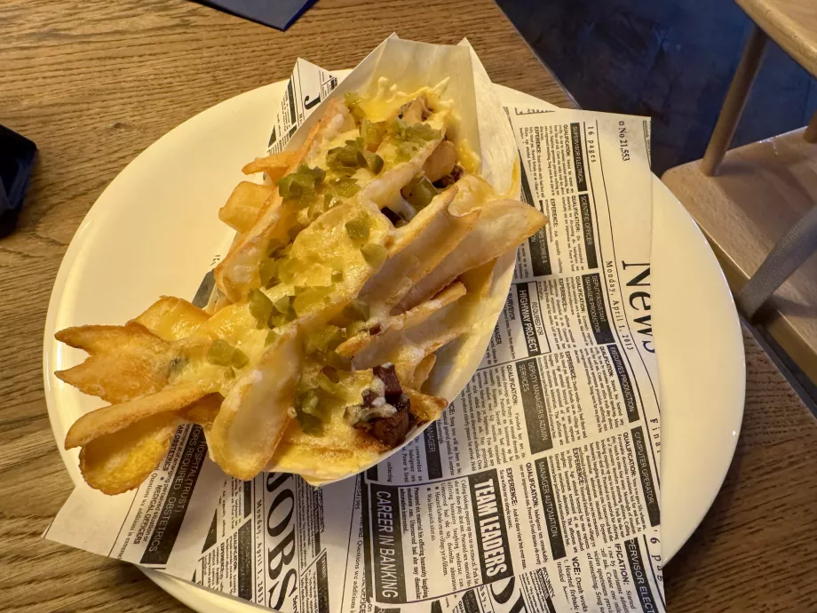 Steak goreng dengan keju dan daging asap