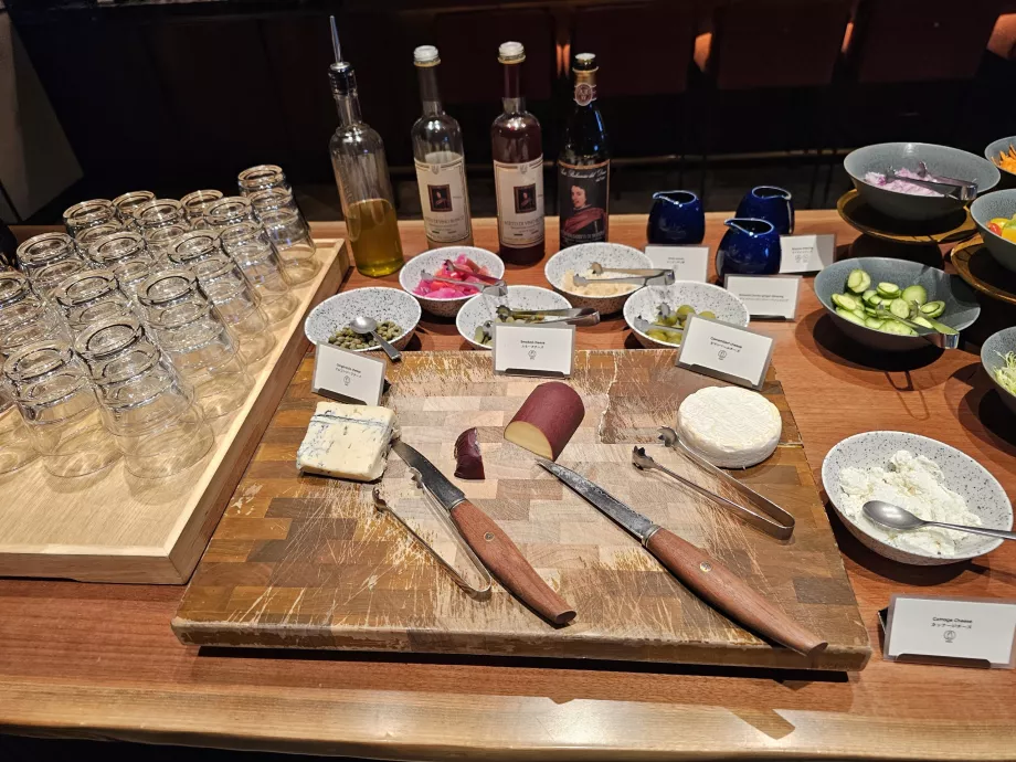 Sarapan - keju, buah zaitun dan minyak