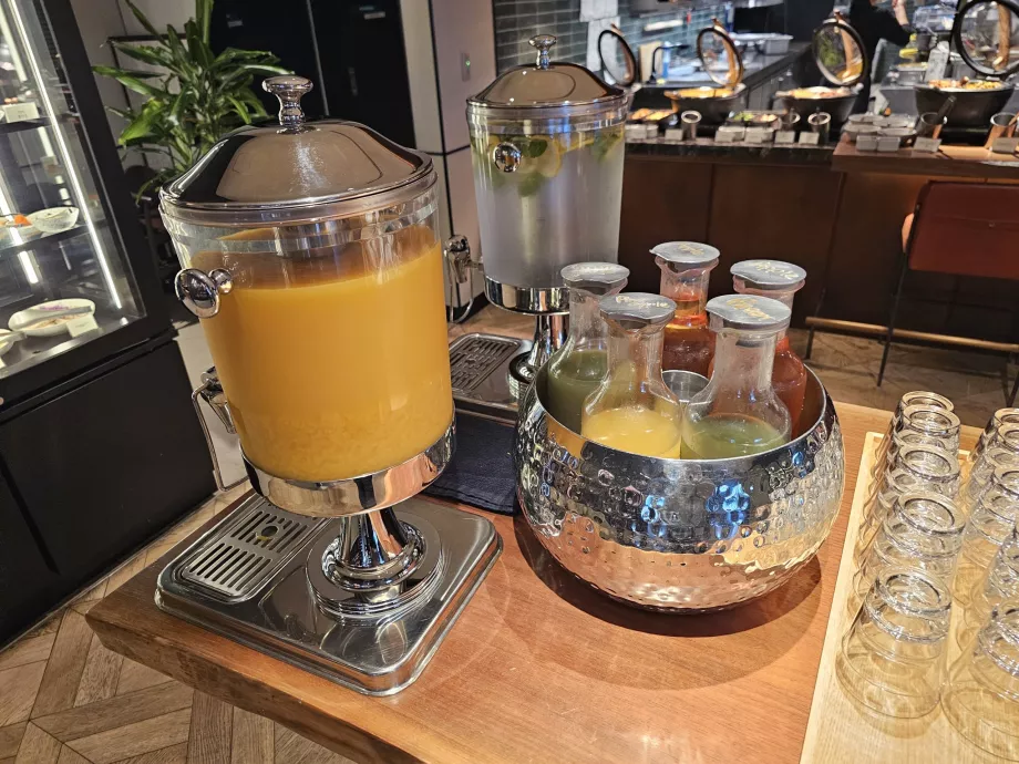 Sarapan - jus dan air putih