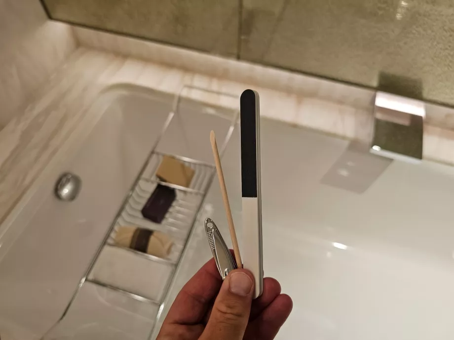 Kikir kuku dan gunting kuku