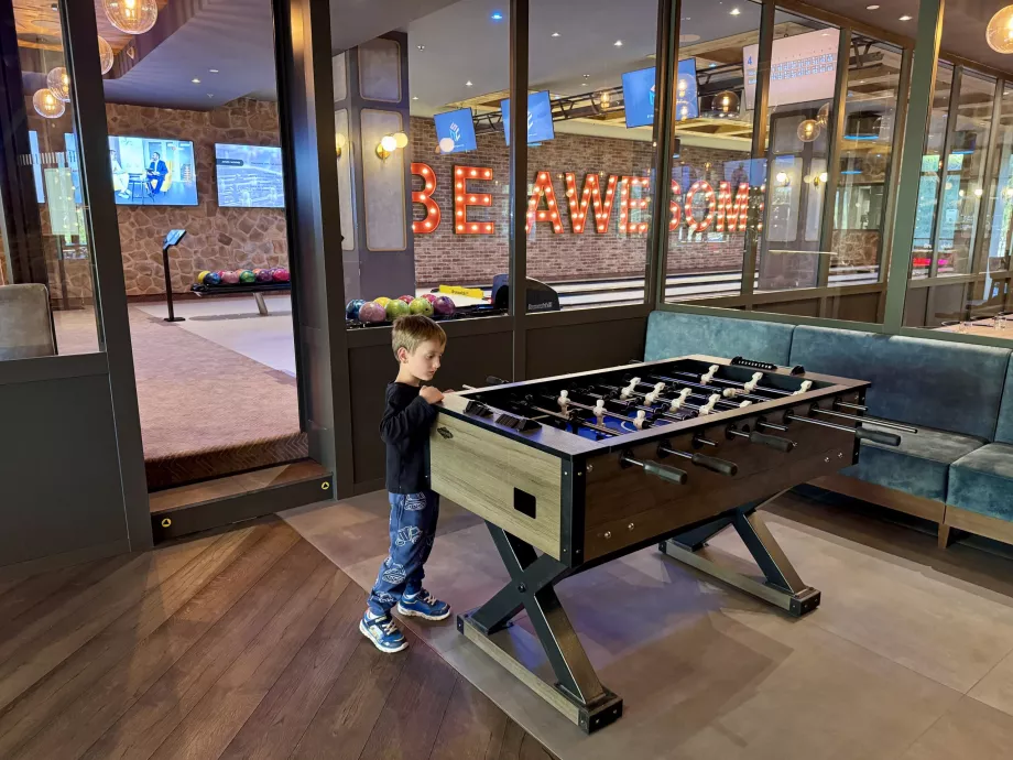 Sepak bola meja dan bowling di Snowbeer