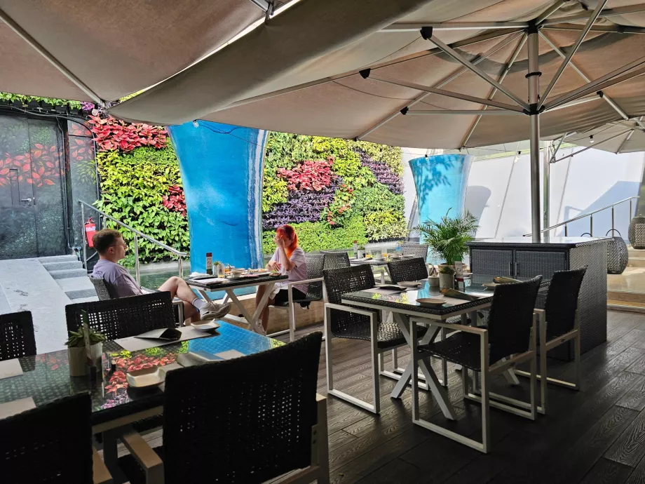 Sarapan di Restoran Rise