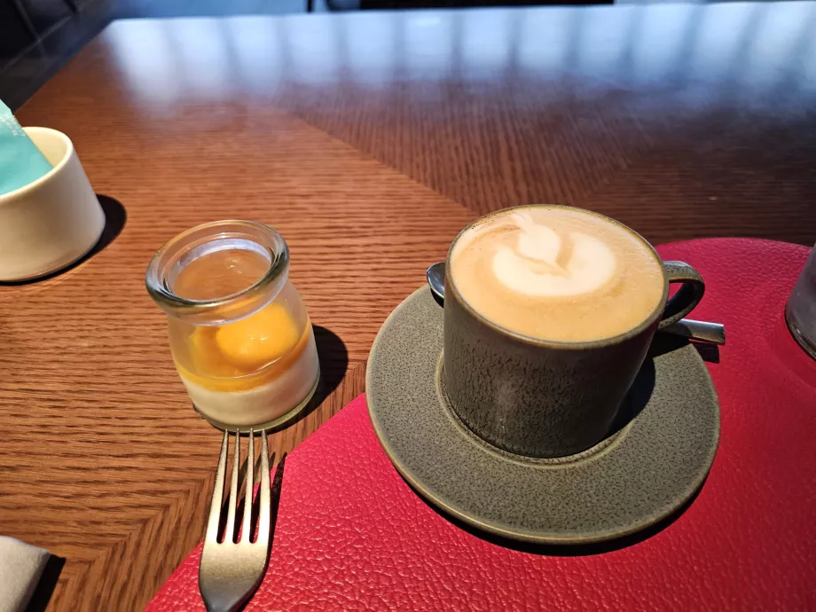 Sarapan - cappuccino dan yoghurt