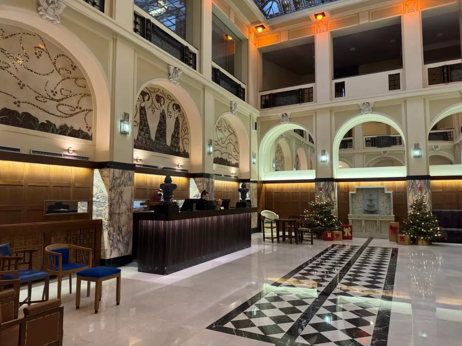 Lobi hotel dan resepsionis